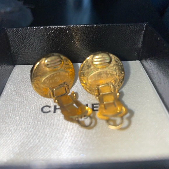 Chanel COCO Mark 94A Faux Pearl Signature Clip-On Earrings, Signed M642 - Picture 5 of 5